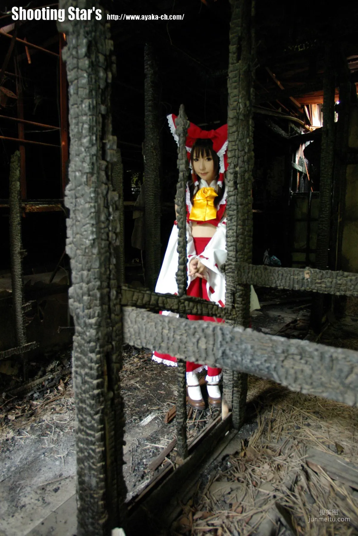 绫香 (Saku サク) 《東方Project》博麗霊夢 Reimu Hakurei 寫真集 39