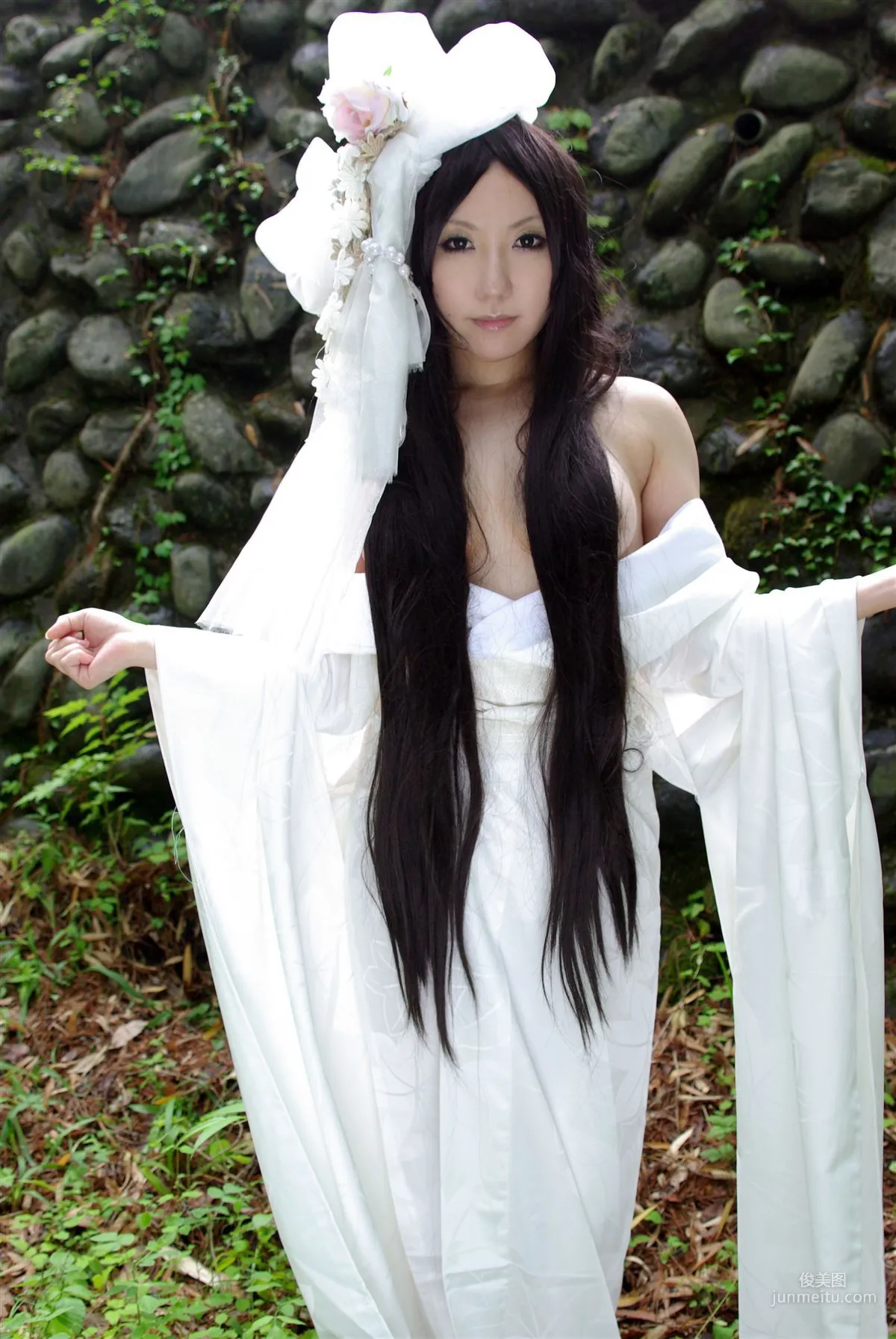 サク (绫香) 《霞んでく記憶の中に雪 貴方の為に祈つた》 寫真集 56