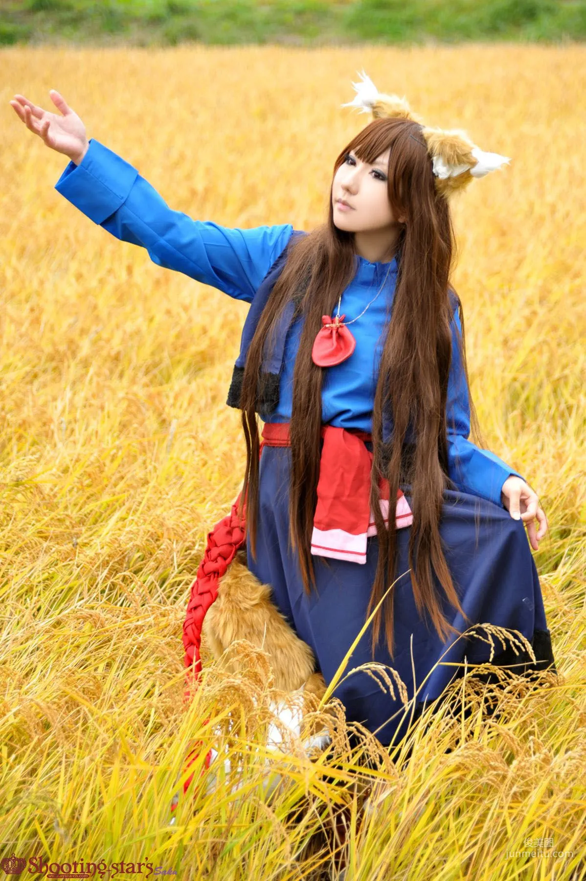 绫香サク (サク綾香 Saku Ayaka) 《狼與香辛料》赫蘿 寫真集 44