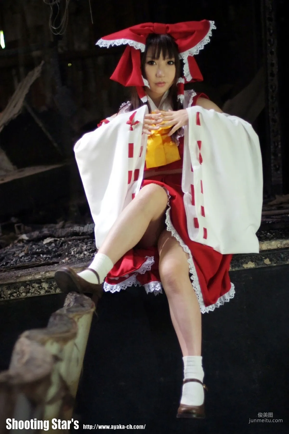 绫香 (Saku サク) 《東方Project》博麗霊夢 Reimu Hakurei 寫真集 54