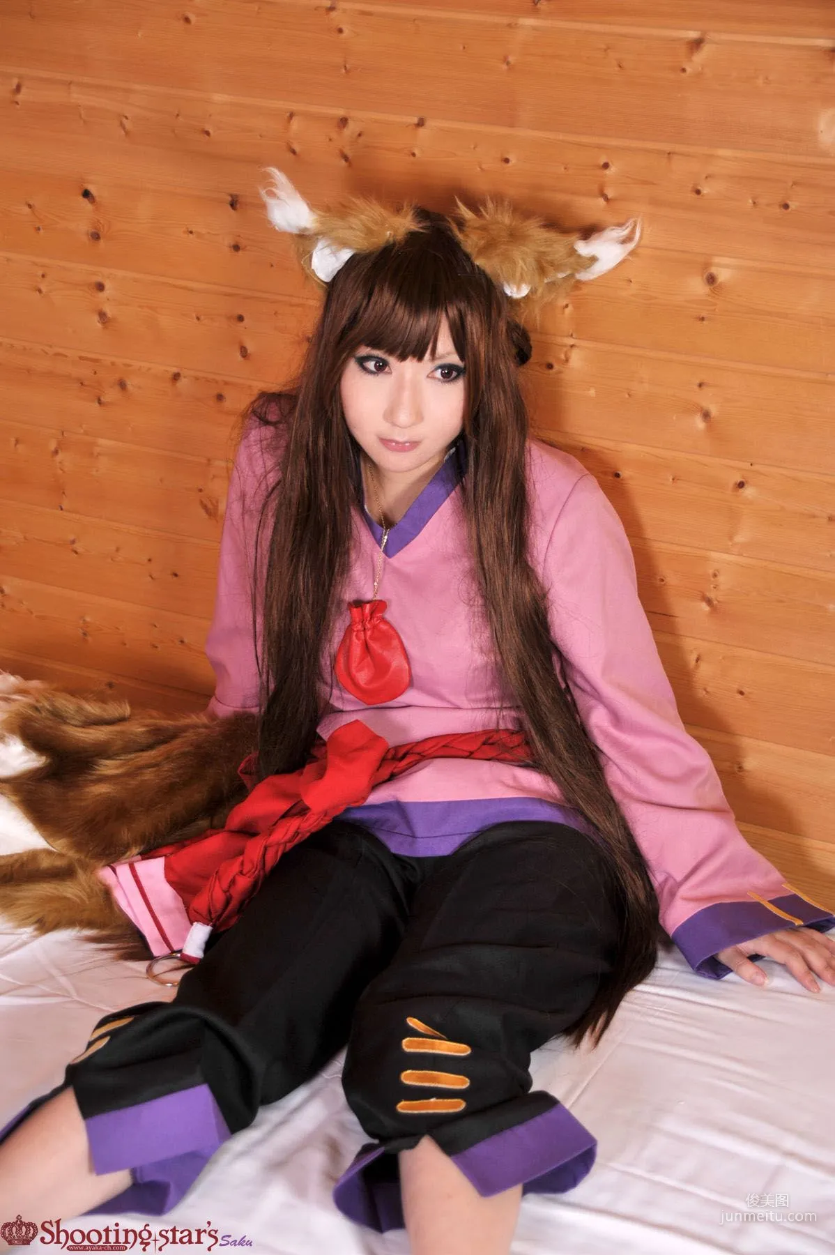 绫香サク (サク綾香 Saku Ayaka) 《狼與香辛料》赫蘿 寫真集 56