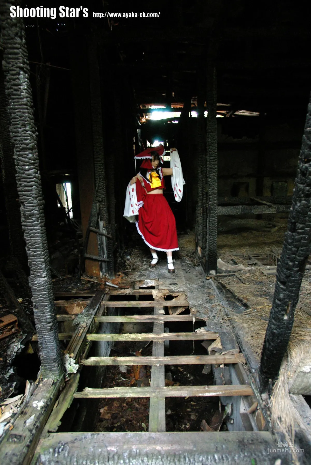 绫香 (Saku サク) 《東方Project》博麗霊夢 Reimu Hakurei 写真集35