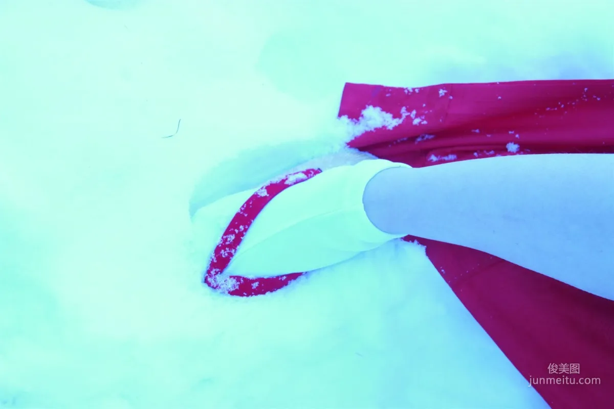 サク (绫香) 《霞んでく記憶の中に雪 貴方の為に祈つた》 寫真集 93