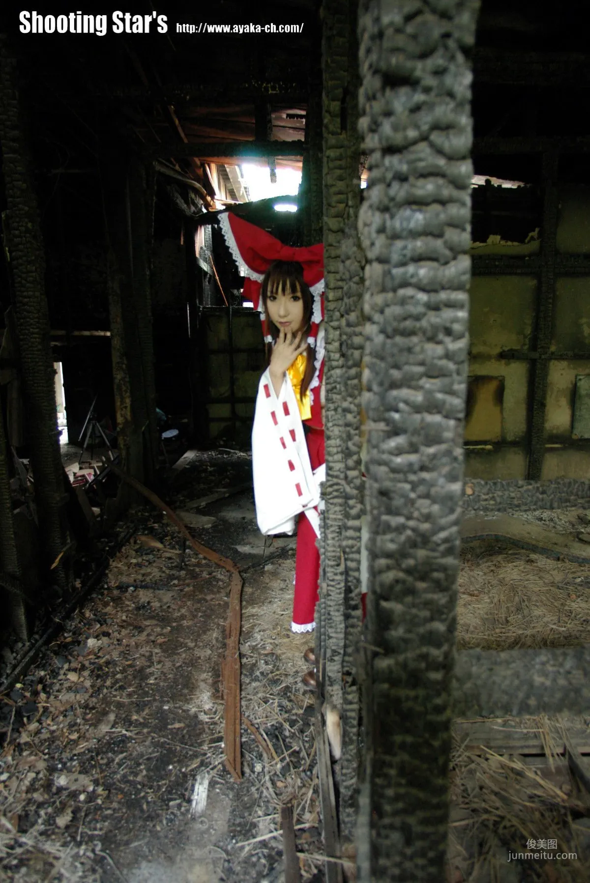 绫香 (Saku サク) 《東方Project》博麗霊夢 Reimu Hakurei 寫真集 38