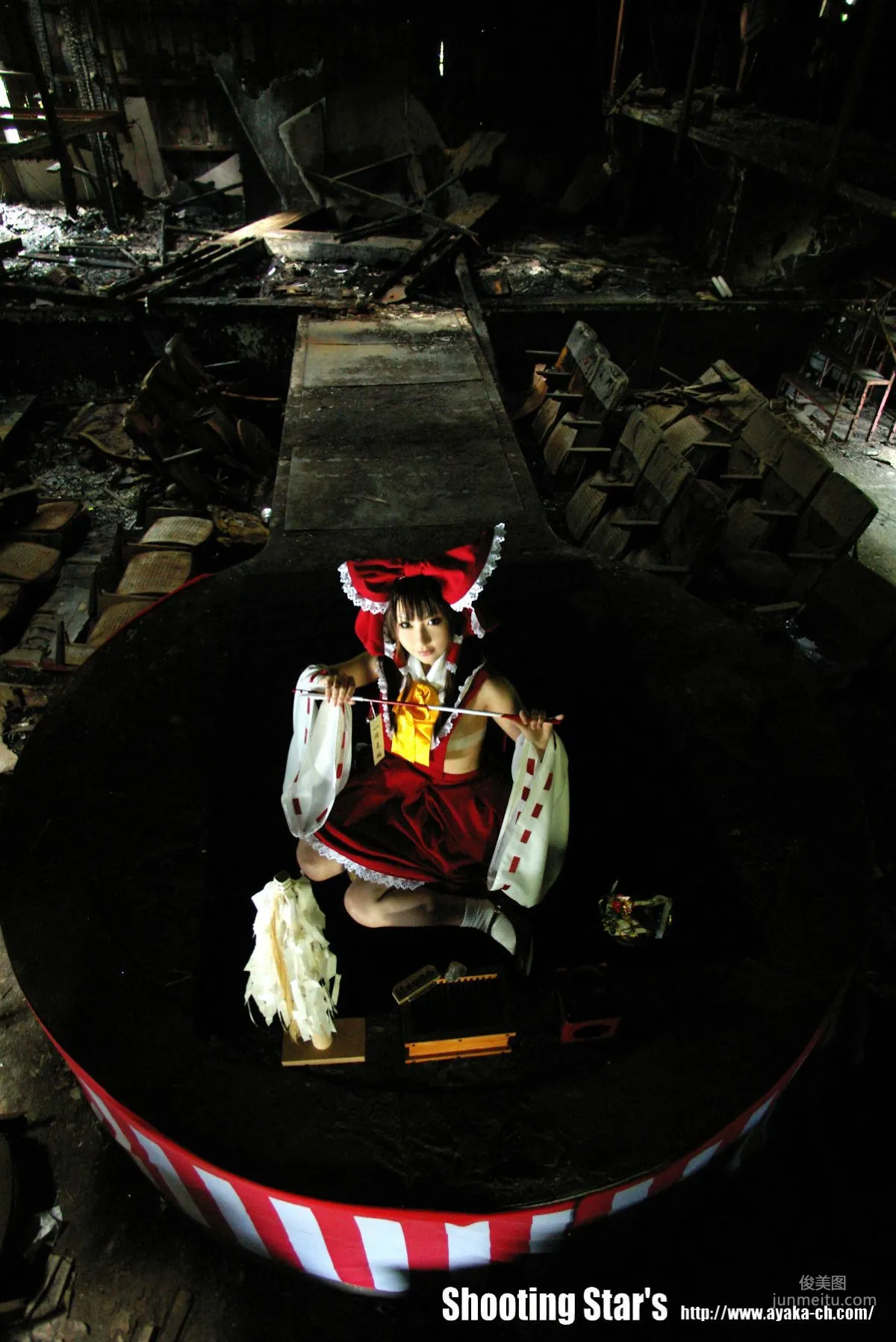 绫香 (Saku サク) 《東方Project》博麗霊夢 Reimu Hakurei 写真集16