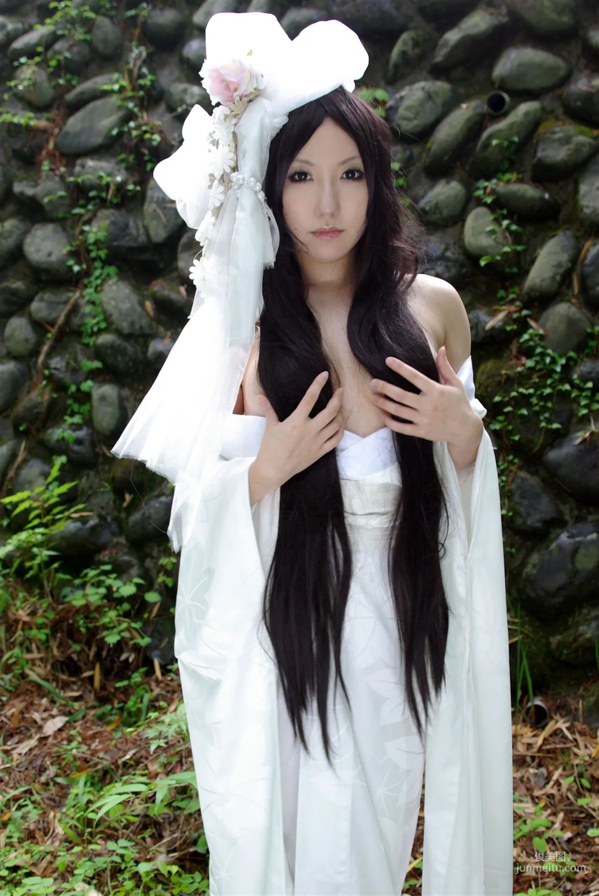 サク (绫香) 《霞んでく記憶の中に雪 貴方の為に祈つた》 寫真集 44
