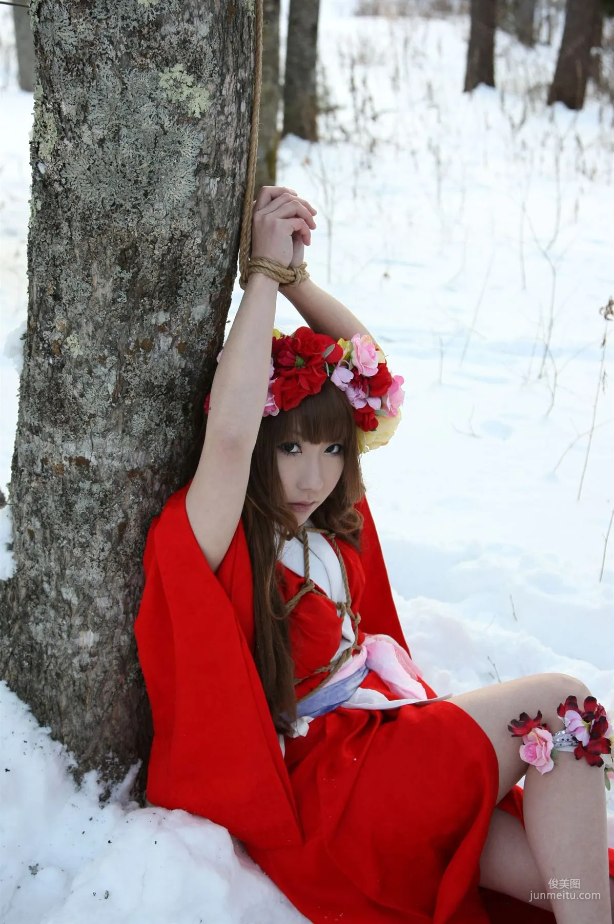 サク (绫香) 《霞んでく記憶の中に雪 貴方の為に祈つた》 寫真集 78