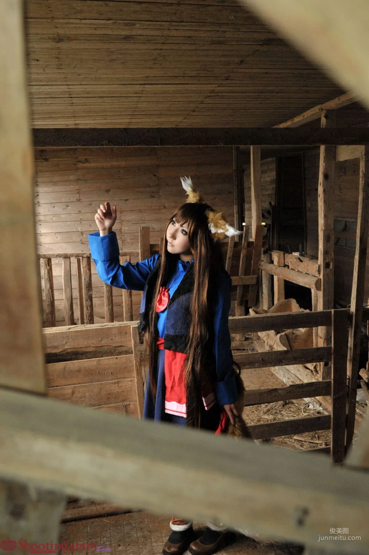 绫香サク (サク綾香 Saku Ayaka) 《狼與香辛料》赫蘿 寫真集 42