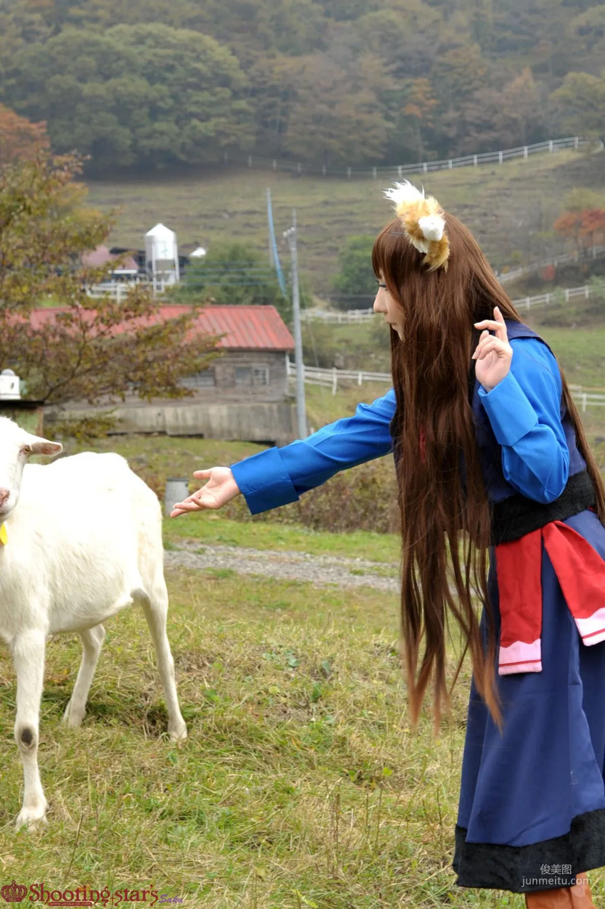 绫香サク (サク綾香 Saku Ayaka) 《狼與香辛料》赫蘿 寫真集 39