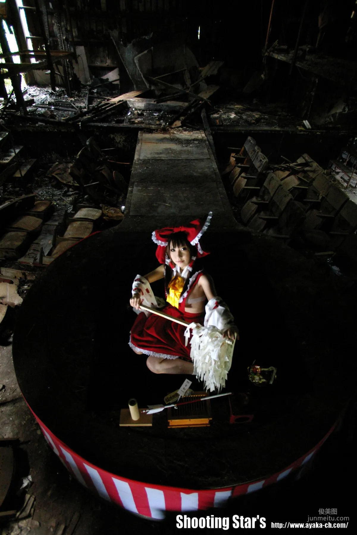 绫香 (Saku サク) 《東方Project》博麗霊夢 Reimu Hakurei 写真集14