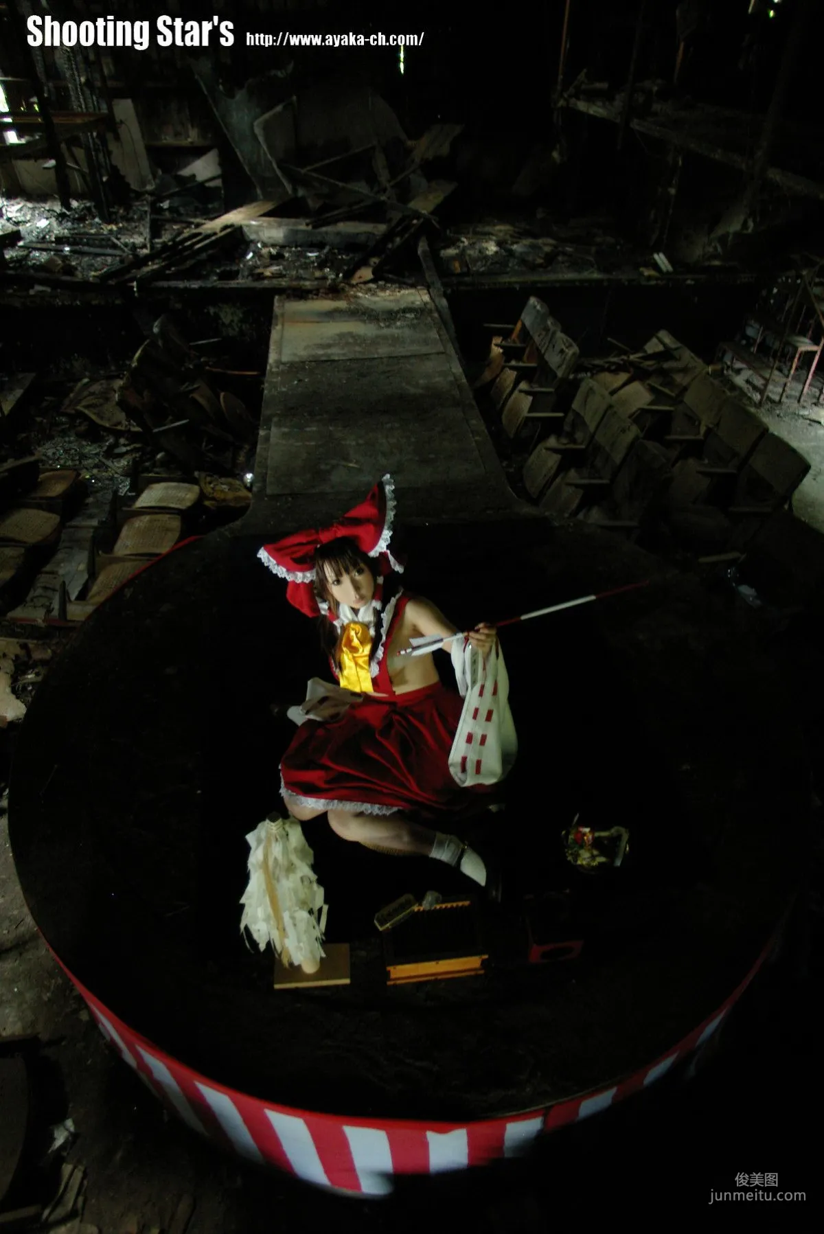 绫香 (Saku サク) 《東方Project》博麗霊夢 Reimu Hakurei 写真集17