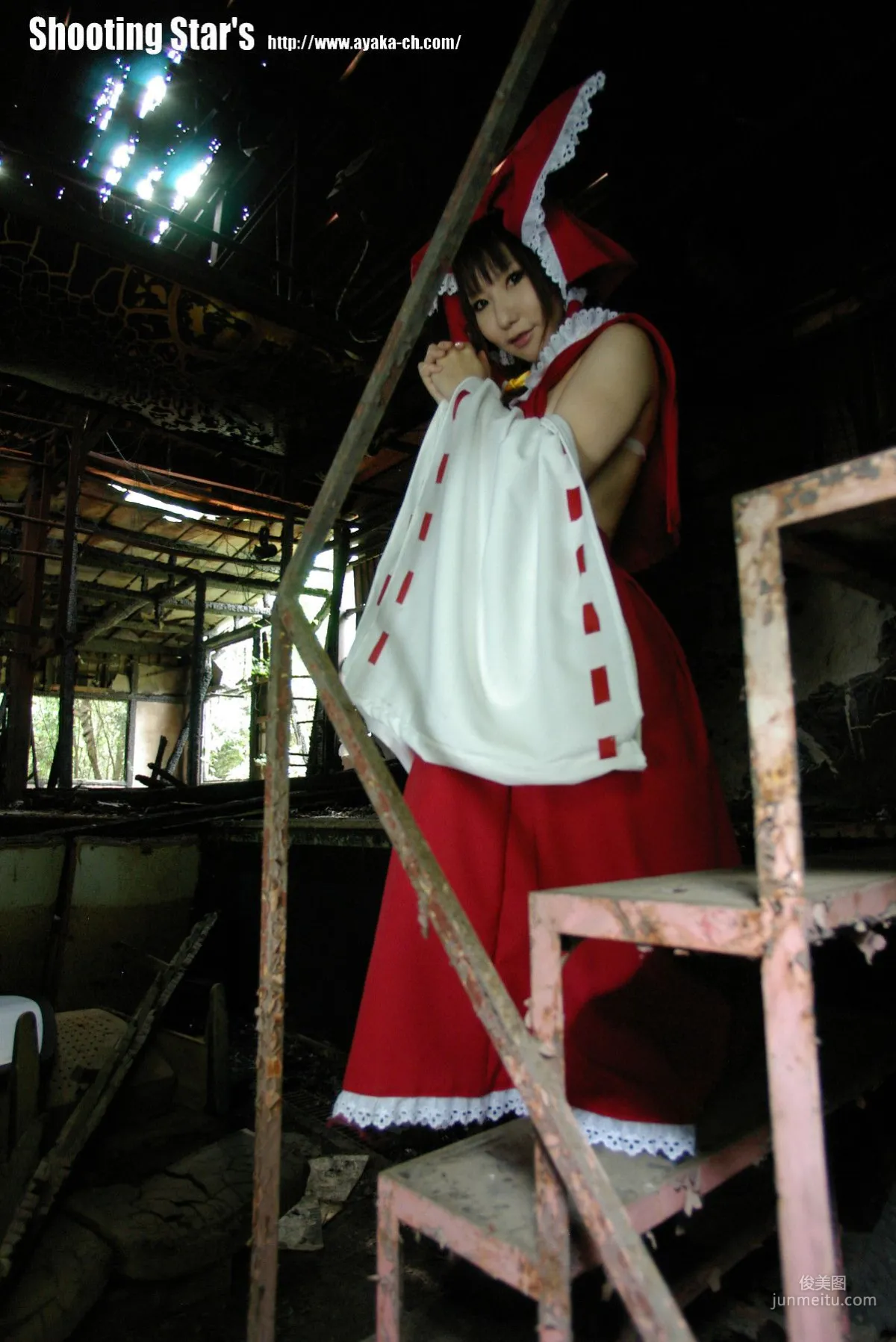 绫香 (Saku サク) 《東方Project》博麗霊夢 Reimu Hakurei 写真集33