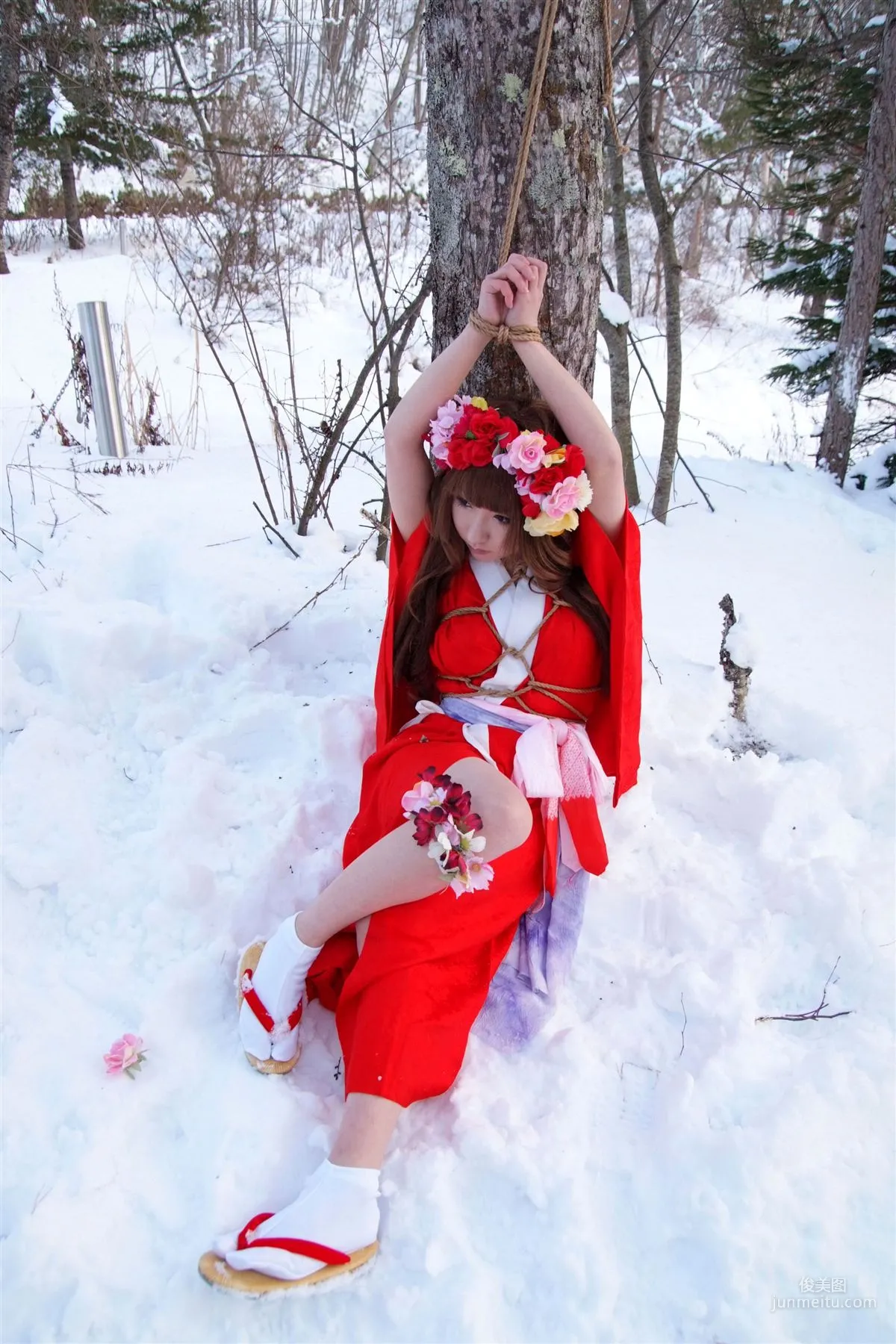サク (绫香) 《霞んでく記憶の中に雪 貴方の為に祈つた》 寫真集 91