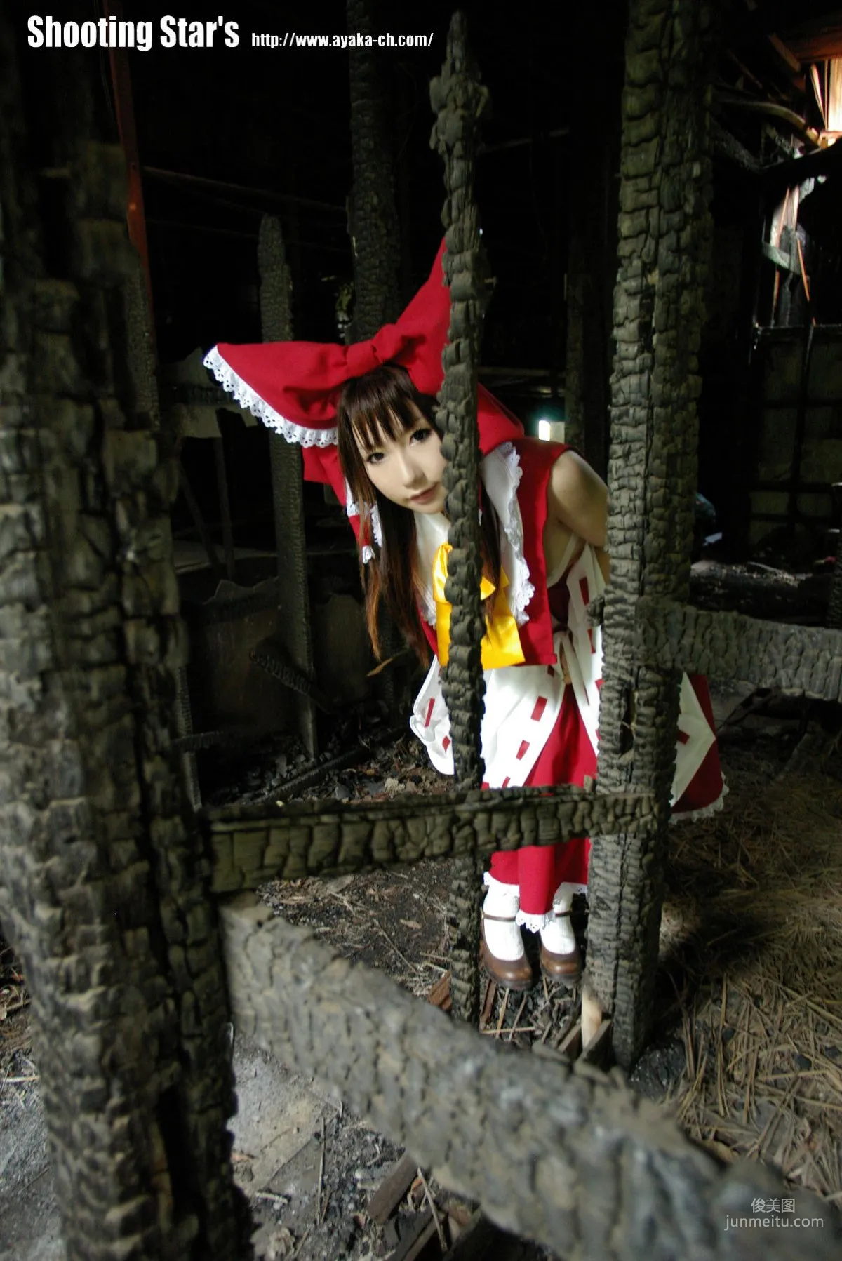 绫香 (Saku サク) 《東方Project》博麗霊夢 Reimu Hakurei 寫真集 40