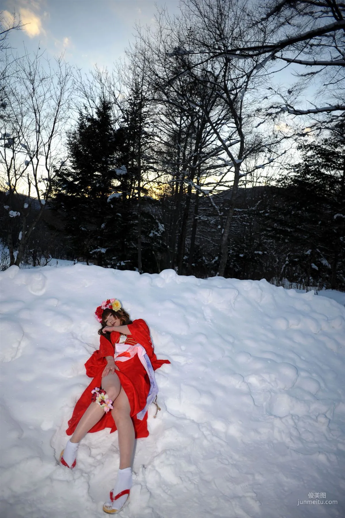 サク (绫香) 《霞んでく記憶の中に雪 貴方の為に祈つた》 寫真集 120