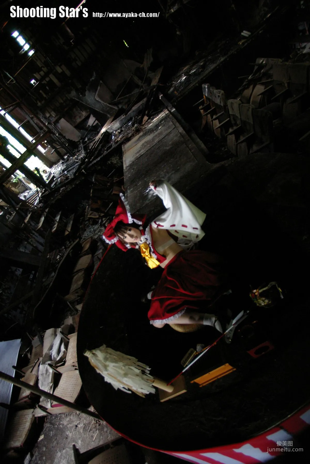 绫香 (Saku サク) 《東方Project》博麗霊夢 Reimu Hakurei 写真集19