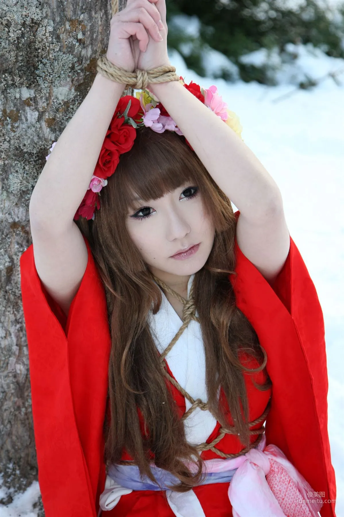 サク (绫香) 《霞んでく記憶の中に雪 貴方の為に祈つた》 寫真集 73
