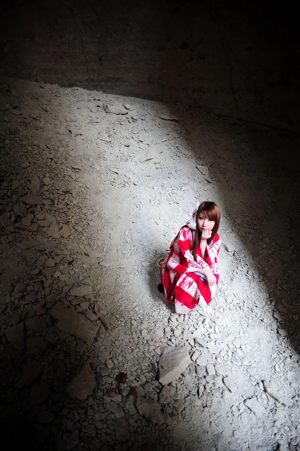 サク (绫香) 《霞んでく記憶の中に雪 貴方の為に祈つた》 寫真集 37