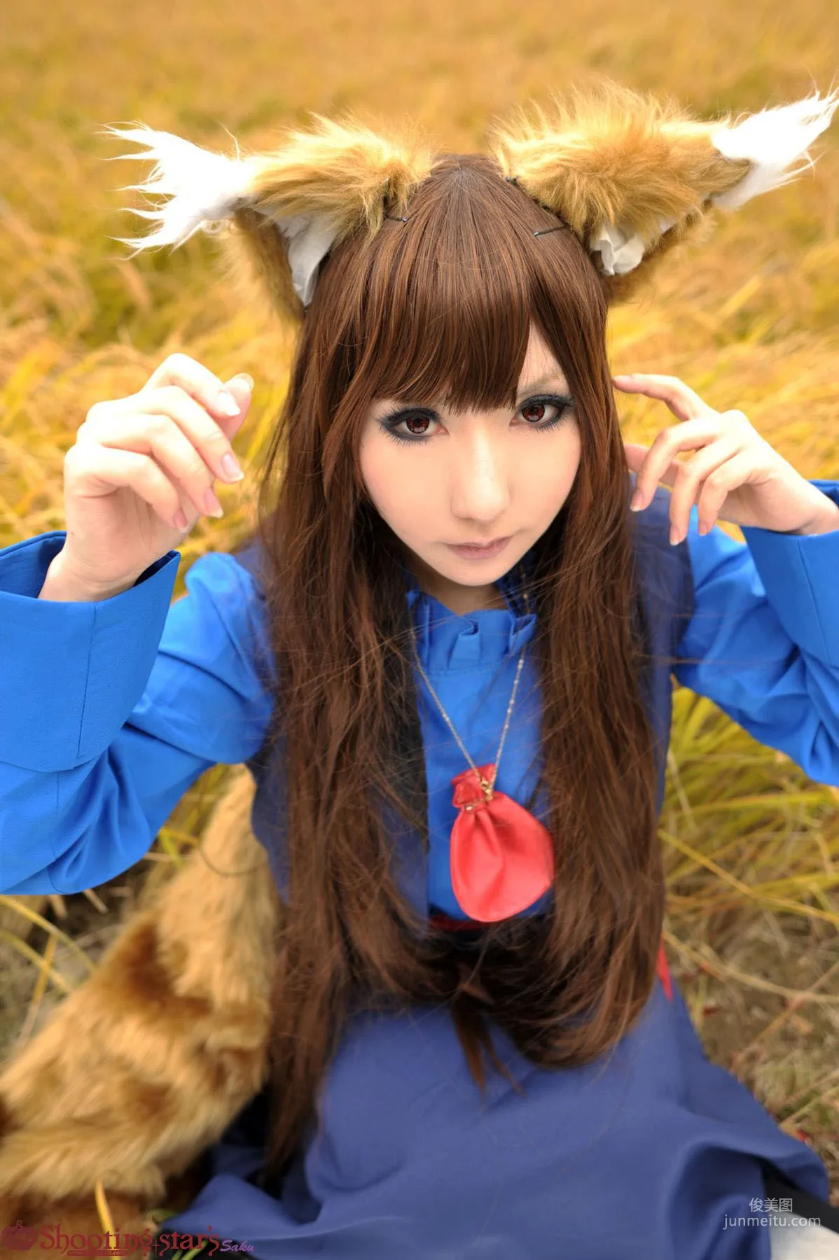 绫香サク (サク綾香 Saku Ayaka) 《狼與香辛料》赫蘿 寫真集 46