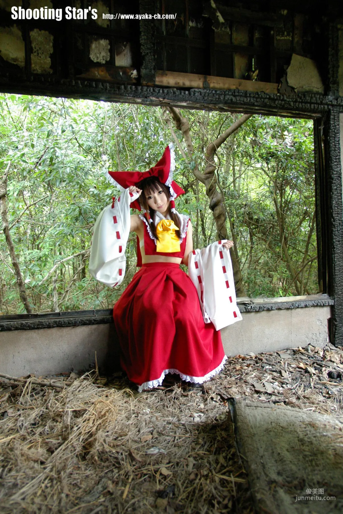 绫香 (Saku サク) 《東方Project》博麗霊夢 Reimu Hakurei 寫真集 44