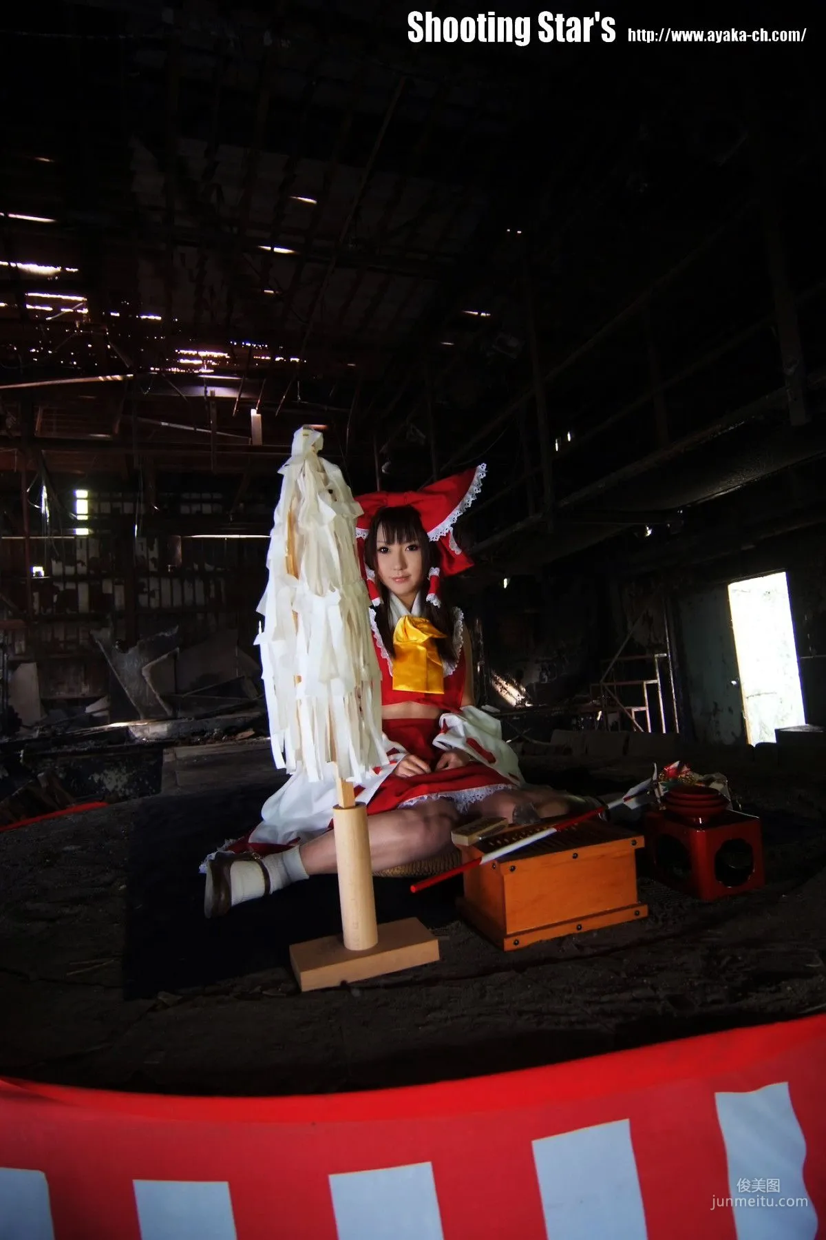 绫香 (Saku サク) 《東方Project》博麗霊夢 Reimu Hakurei 写真集1