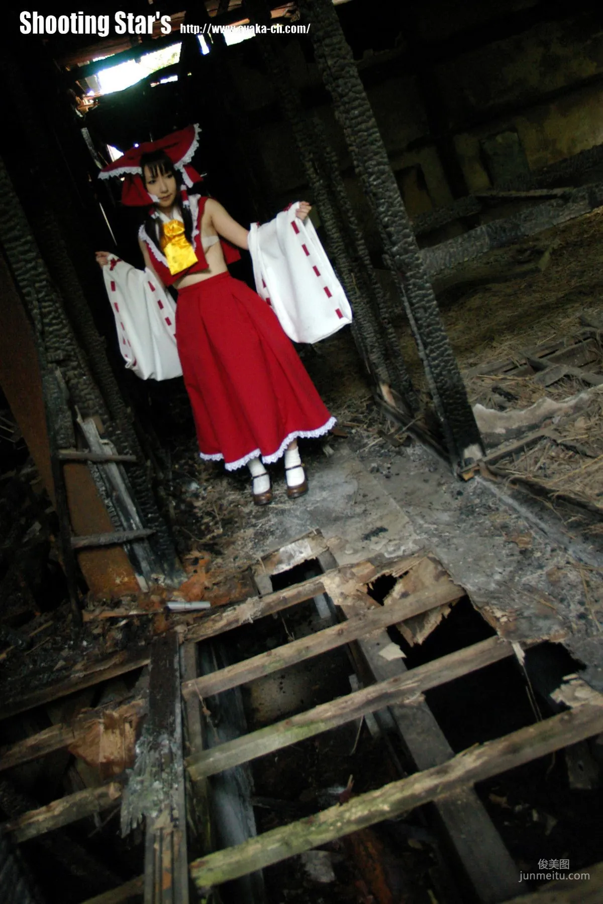 绫香 (Saku サク) 《東方Project》博麗霊夢 Reimu Hakurei 写真集34