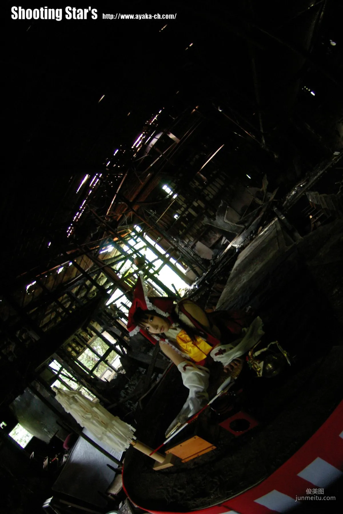 绫香 (Saku サク) 《東方Project》博麗霊夢 Reimu Hakurei 写真集26