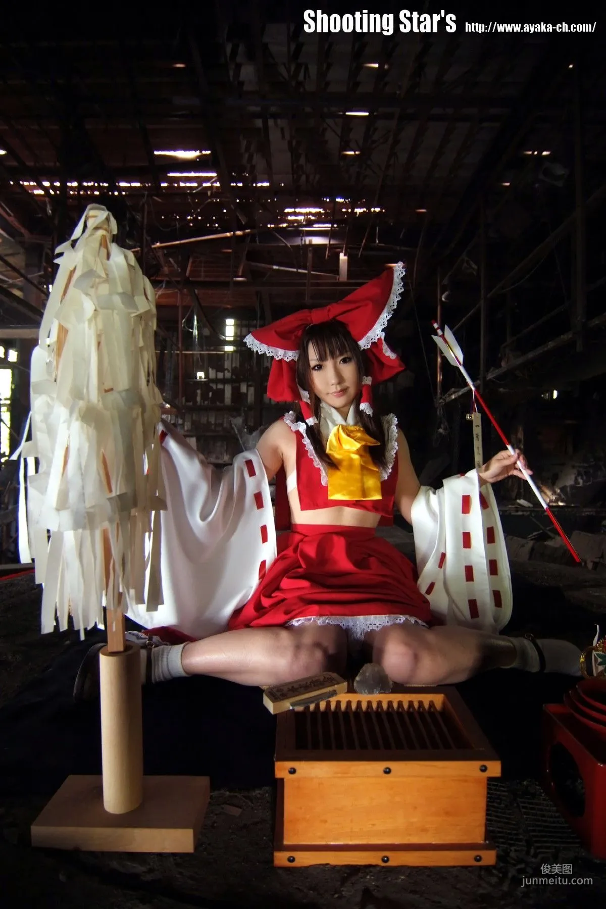 绫香 (Saku サク) 《東方Project》博麗霊夢 Reimu Hakurei 写真集3