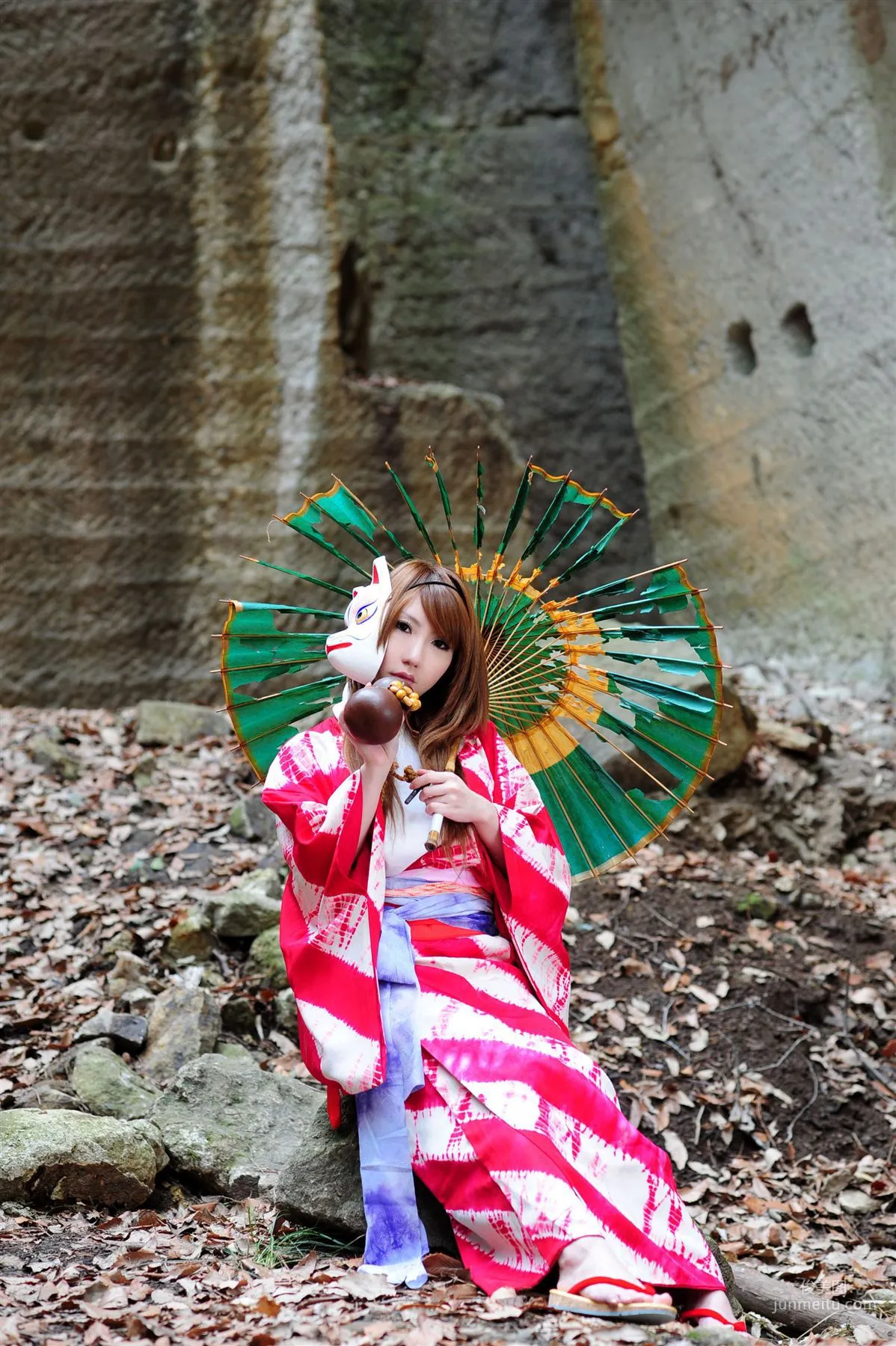 サク (绫香) 《霞んでく記憶の中に雪 貴方の為に祈つた》 寫真集 30