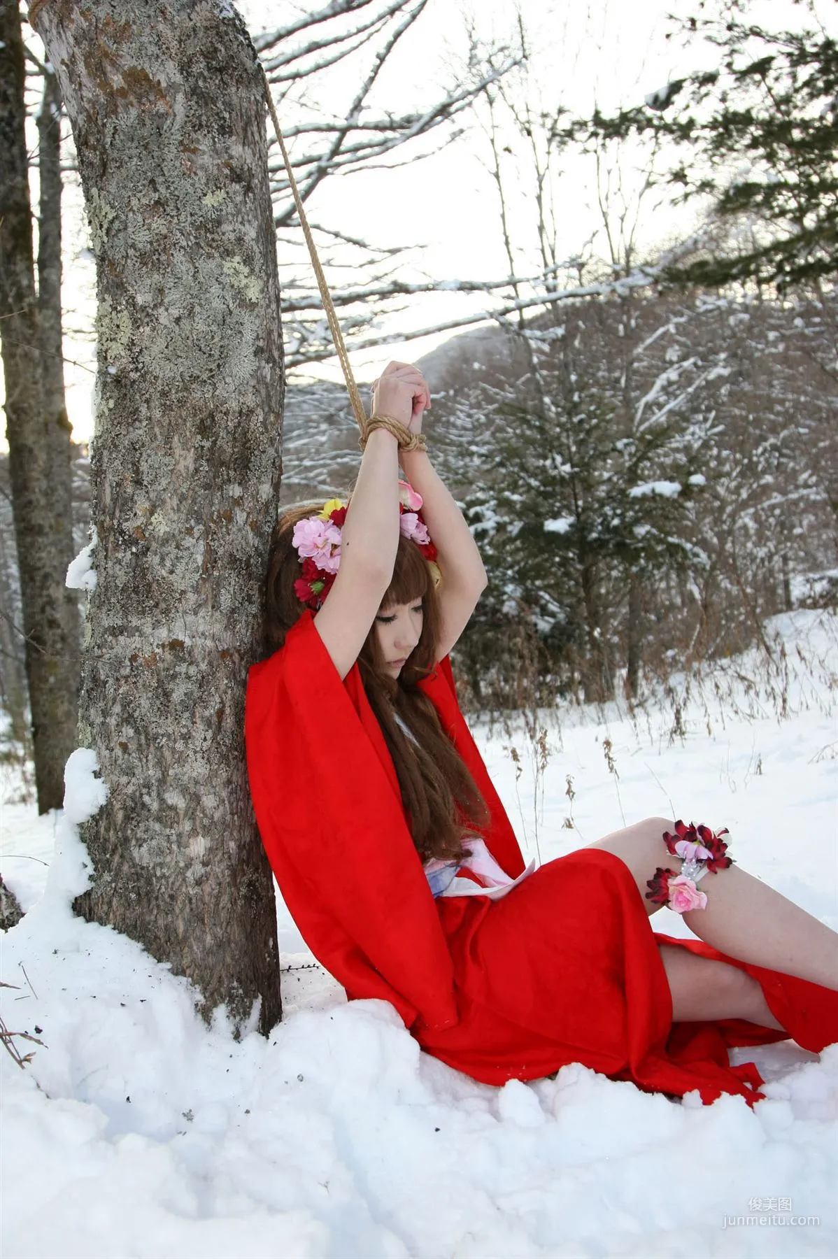 サク (绫香) 《霞んでく記憶の中に雪 貴方の為に祈つた》 寫真集 74