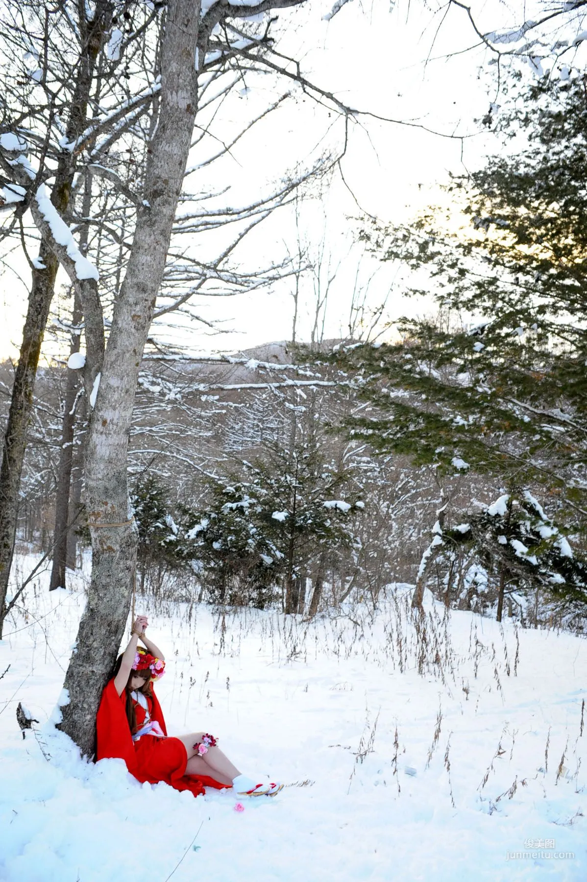 サク (绫香) 《霞んでく記憶の中に雪 貴方の為に祈つた》 寫真集 119