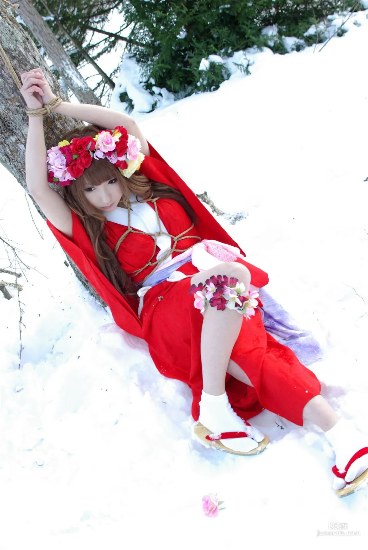 サク (绫香) 《霞んでく記憶の中に雪 貴方の為に祈つた》 寫真集 104