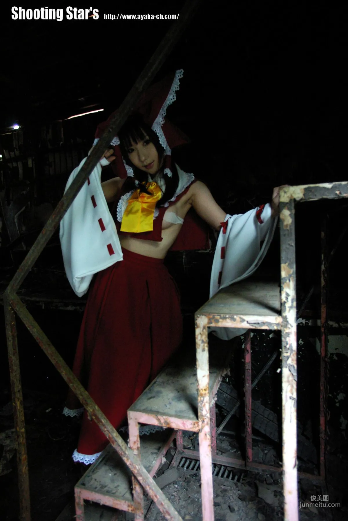 绫香 (Saku サク) 《東方Project》博麗霊夢 Reimu Hakurei 写真集18