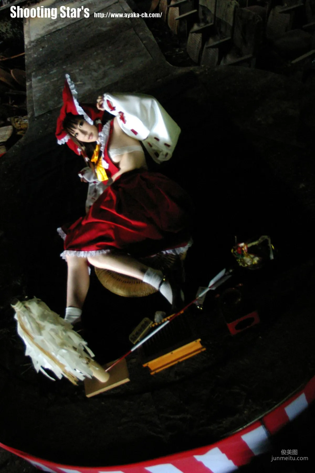 绫香 (Saku サク) 《東方Project》博麗霊夢 Reimu Hakurei 写真集22