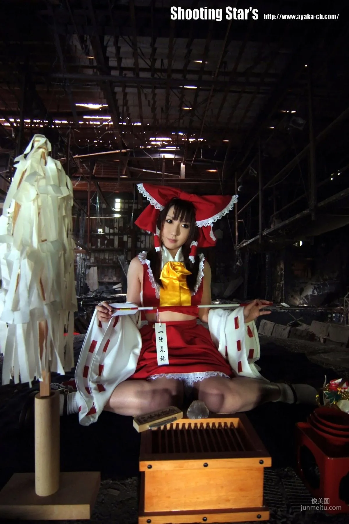 绫香 (Saku サク) 《東方Project》博麗霊夢 Reimu Hakurei 写真集4