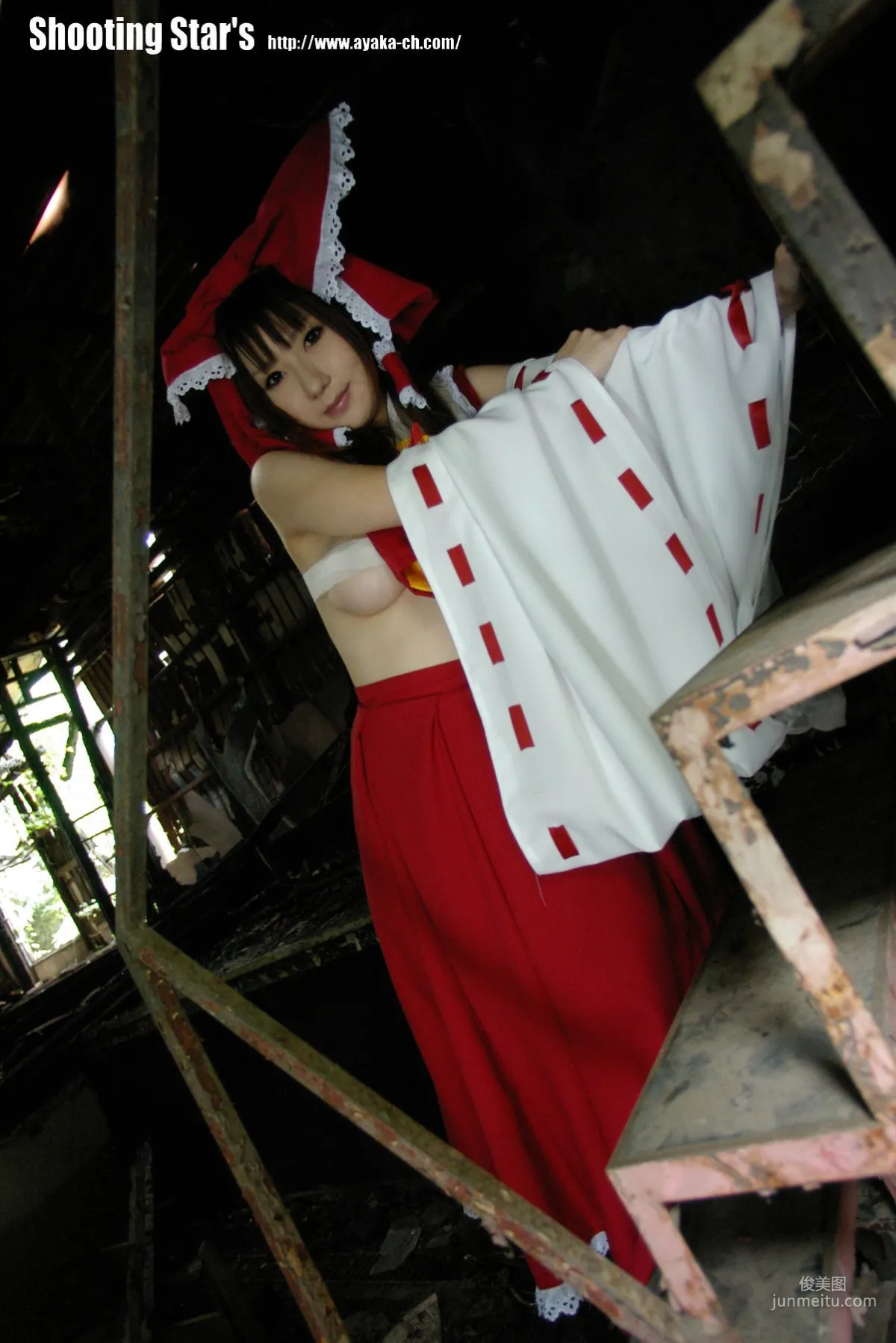 绫香 (Saku サク) 《東方Project》博麗霊夢 Reimu Hakurei 写真集31