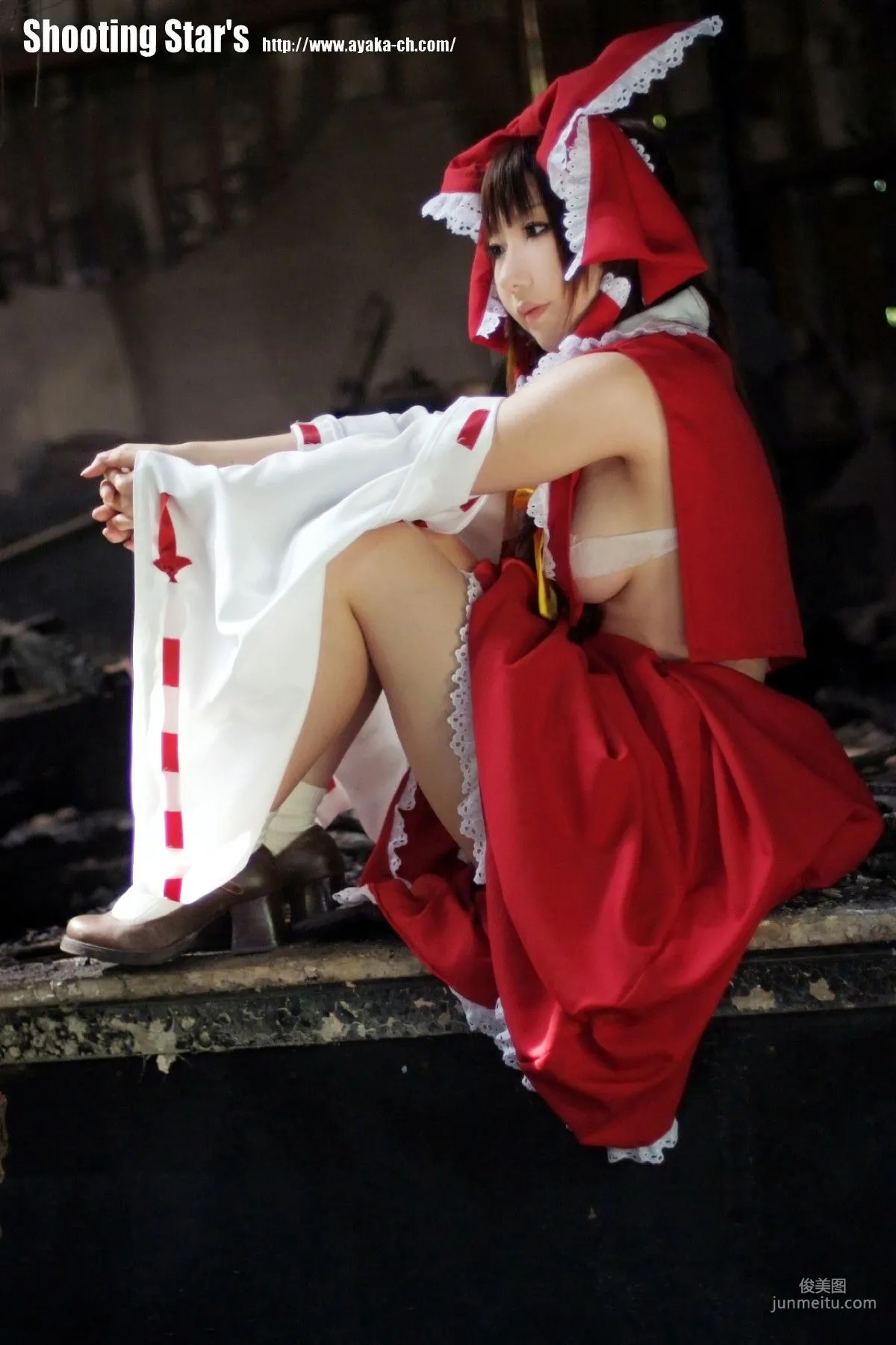 绫香 (Saku サク) 《東方Project》博麗霊夢 Reimu Hakurei 寫真集 64