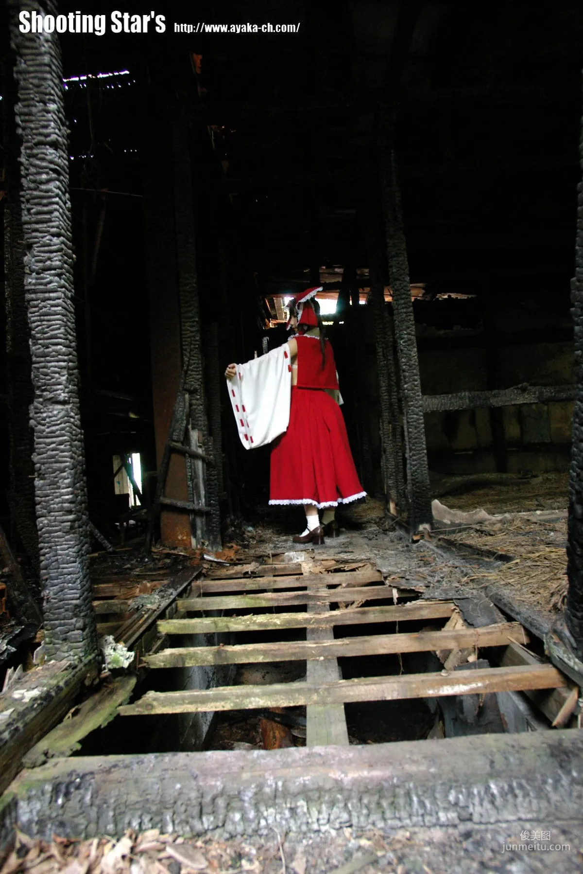 绫香 (Saku サク) 《東方Project》博麗霊夢 Reimu Hakurei 寫真集 36