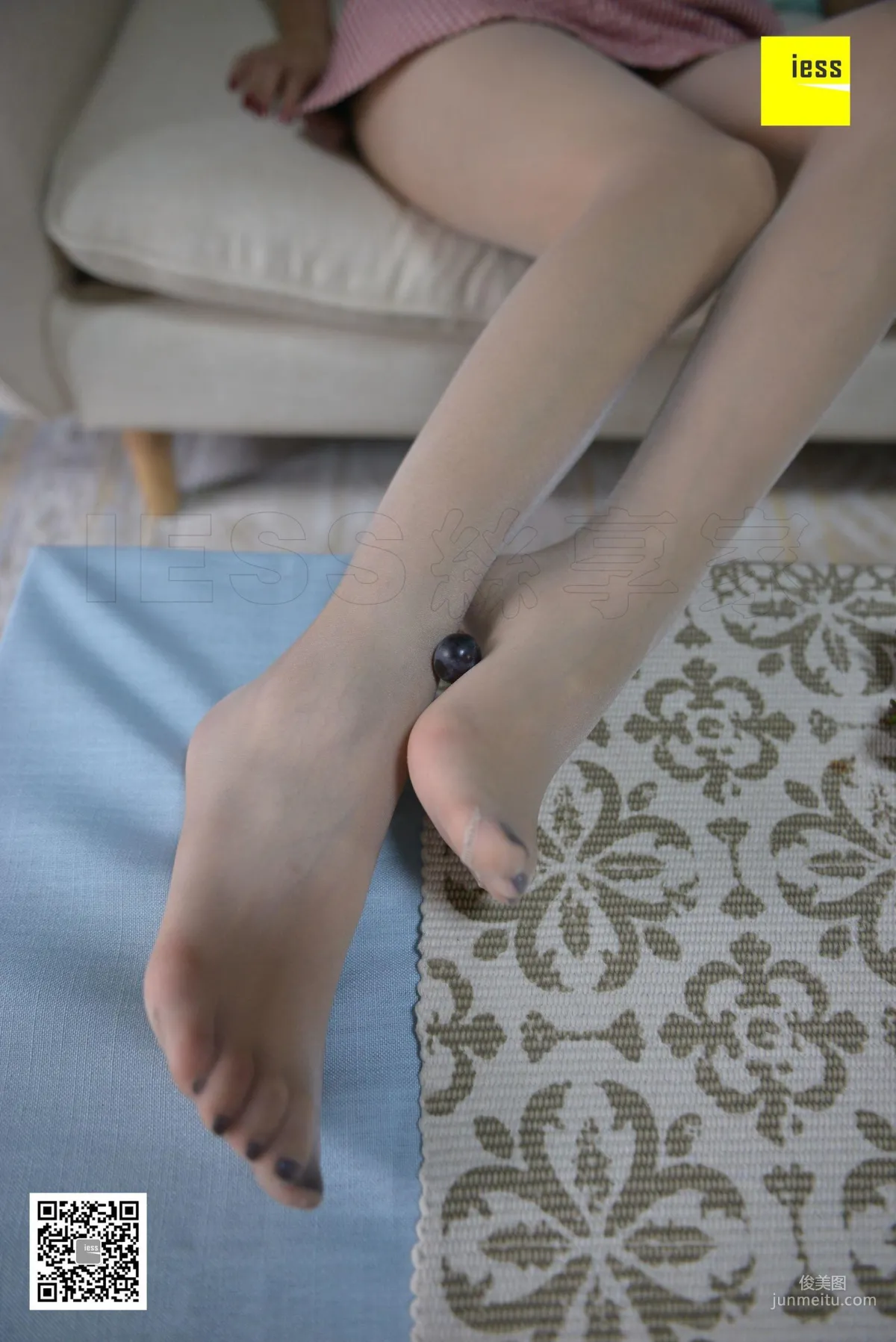 腿模七七 《吃葡萄的少女》 [异思趣向IESS] 丝袜美腿写真集16