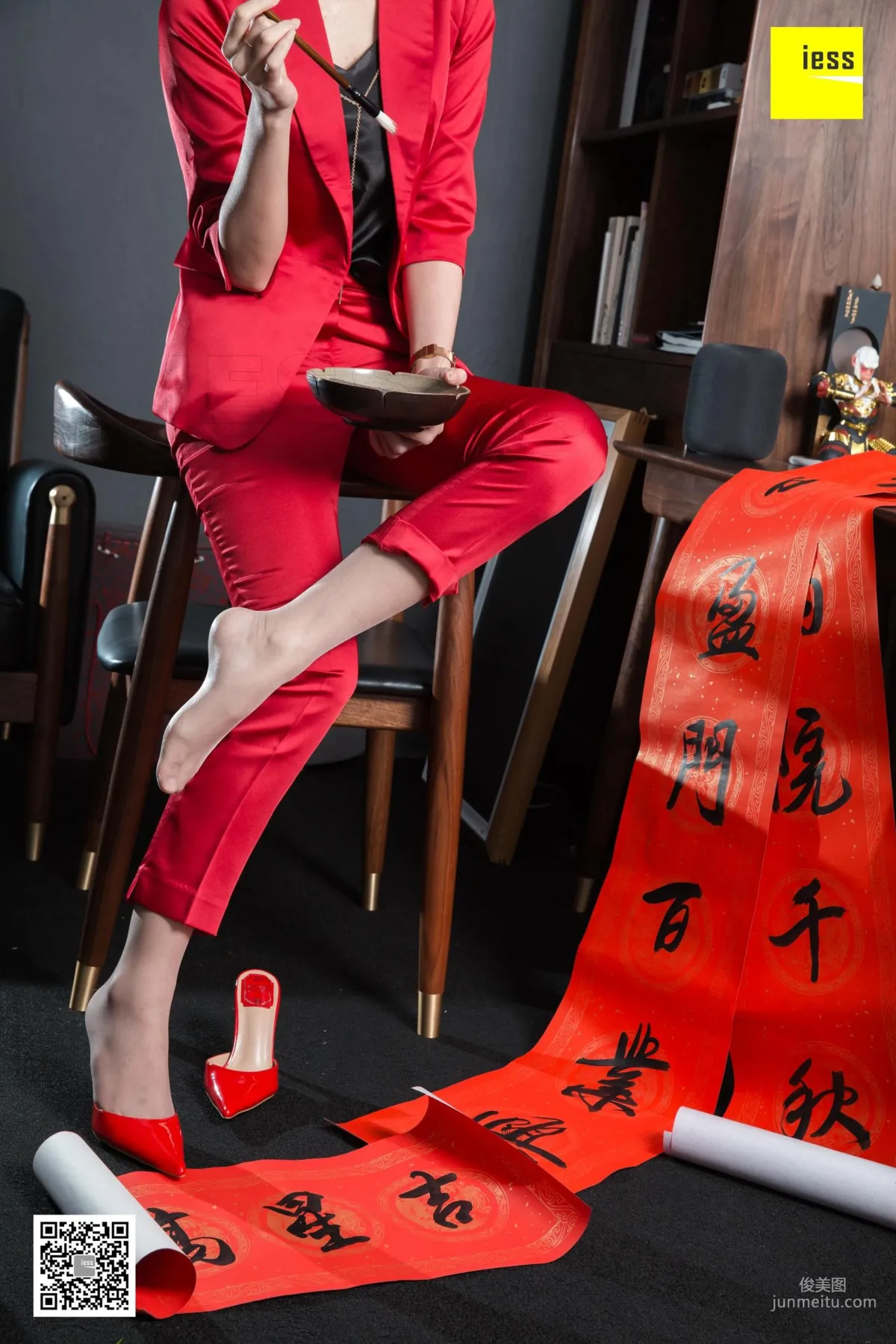 腿模秋秋 《秋秋恭賀新春》[異思趣向IESS] 絲襪美腿寫真集 18
