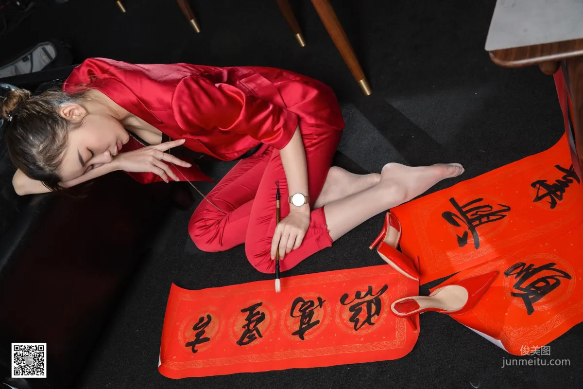腿模秋秋 《秋秋恭賀新春》[異思趣向IESS] 絲襪美腿寫真集 61