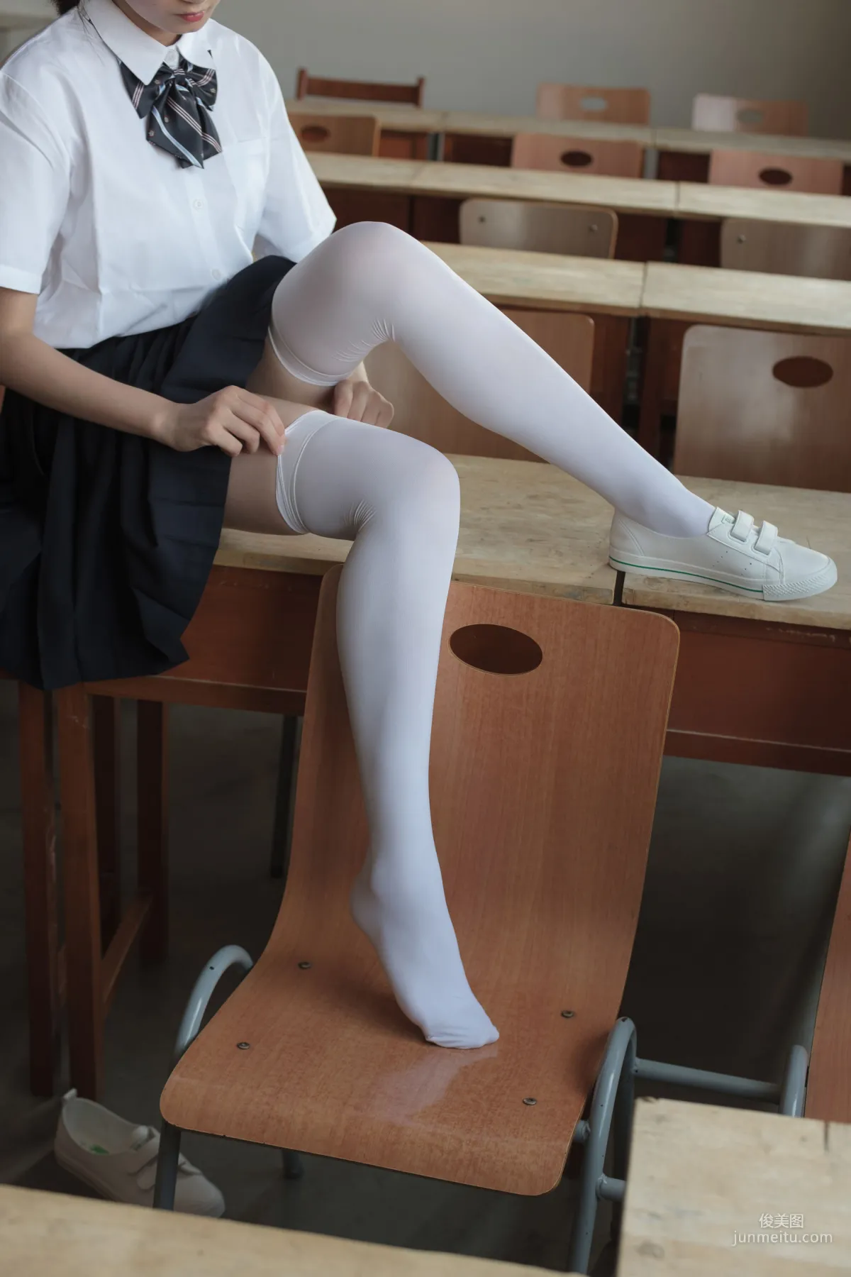 教室里的JK白丝少女 [森萝财团] [BETA-022] 写真集12