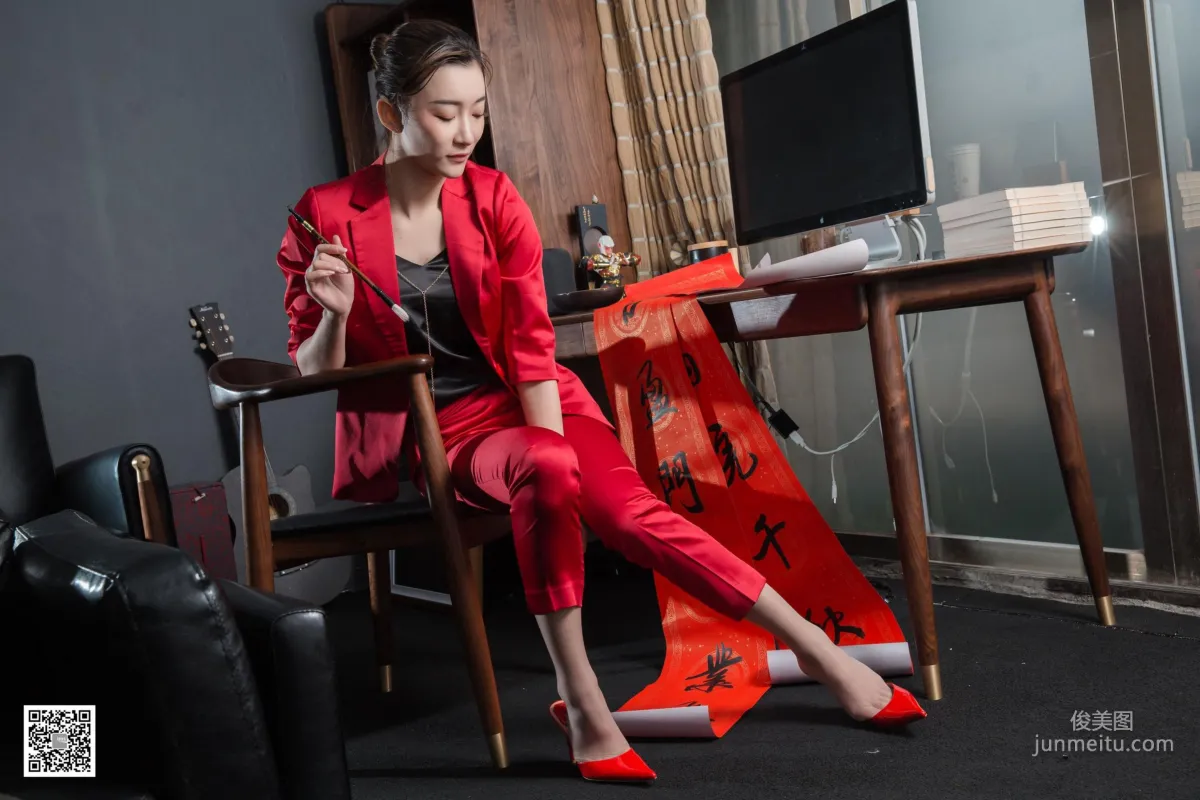 腿模秋秋 《秋秋恭賀新春》[異思趣向IESS] 絲襪美腿寫真集 83