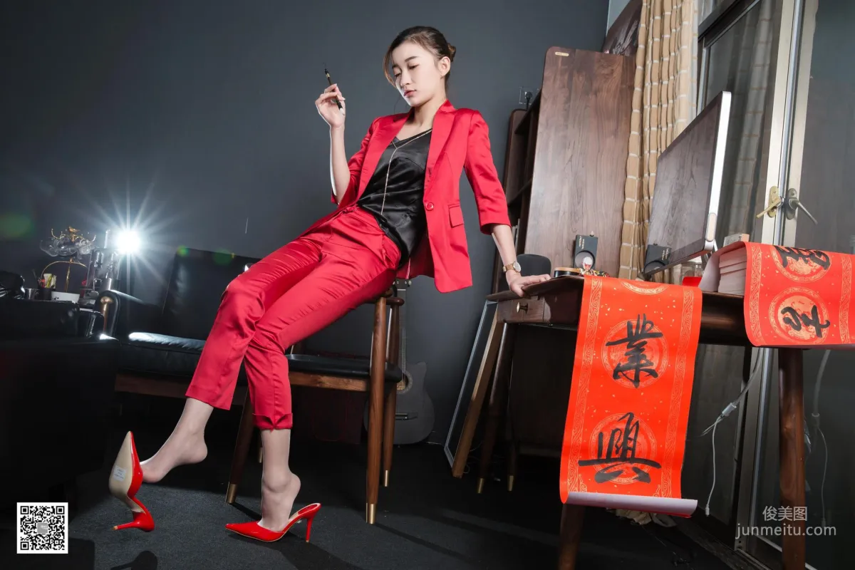 腿模秋秋 《秋秋恭賀新春》[異思趣向IESS] 絲襪美腿寫真集 15