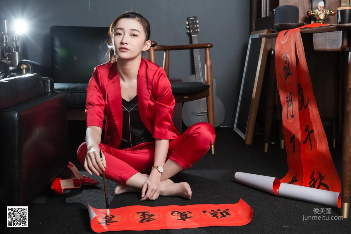 腿模秋秋 《秋秋恭賀新春》[異思趣向IESS] 絲襪美腿寫真集 48