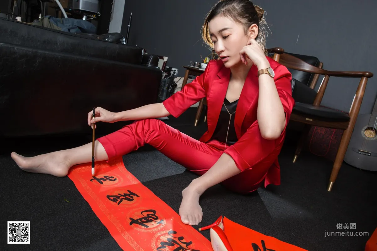 腿模秋秋 《秋秋恭賀新春》[異思趣向IESS] 絲襪美腿寫真集 55