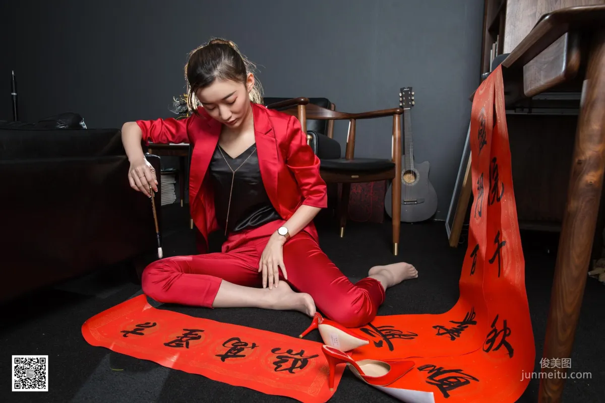 腿模秋秋 《秋秋恭賀新春》[異思趣向IESS] 絲襪美腿寫真集 58