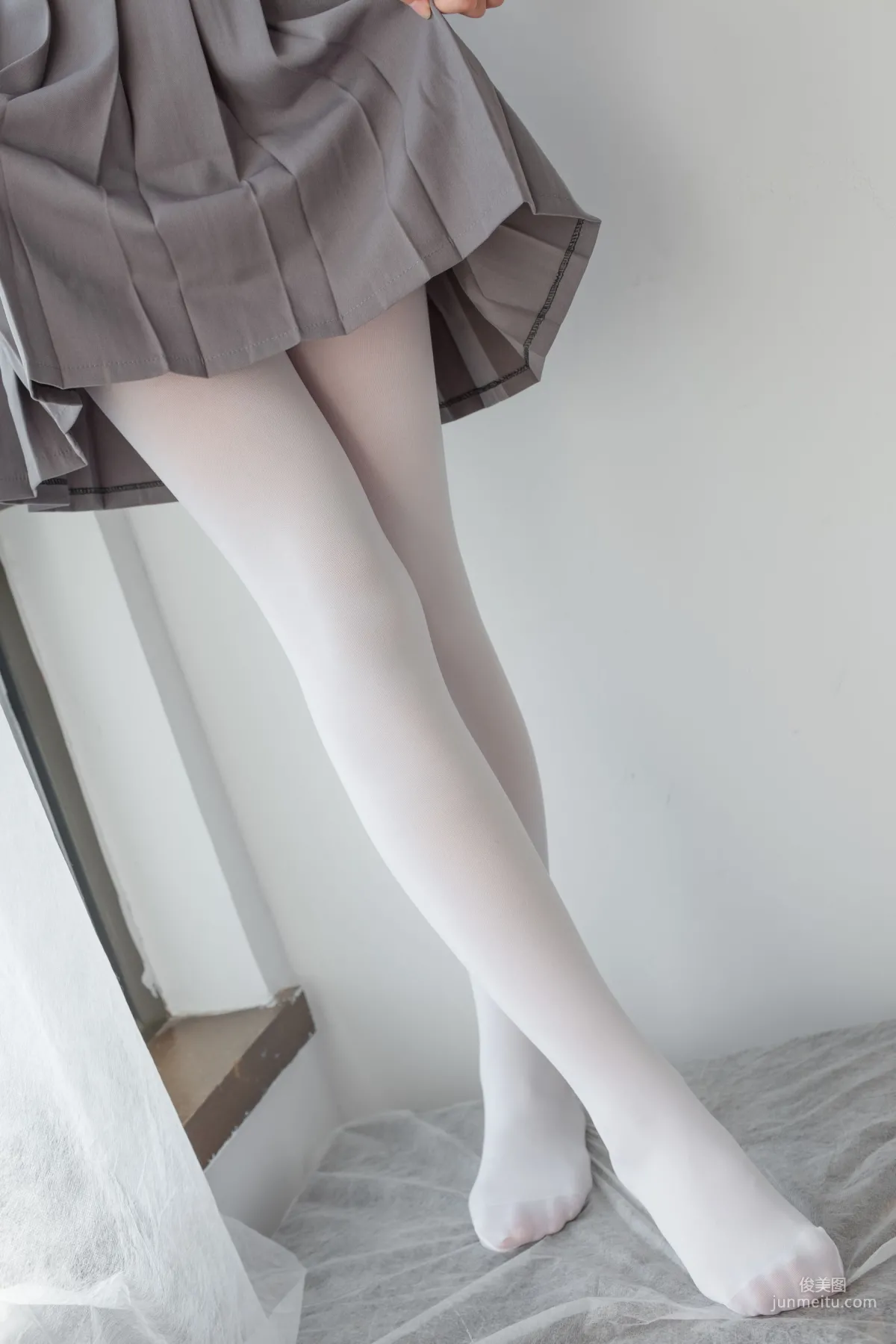 玩手机的白丝少女 [森萝财团] [BETA-029] 写真集85