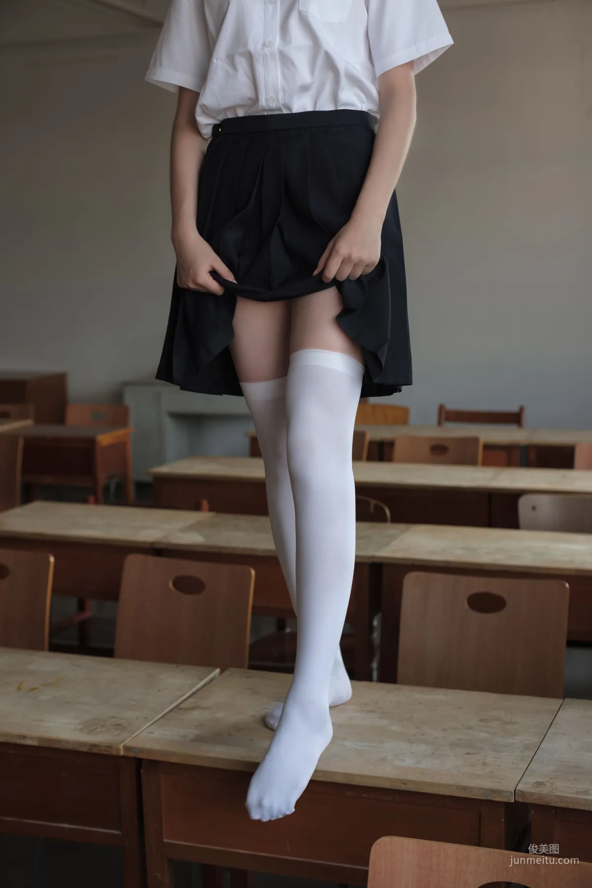 教室里的JK白丝少女 [森萝财团] [BETA-022] 写真集23