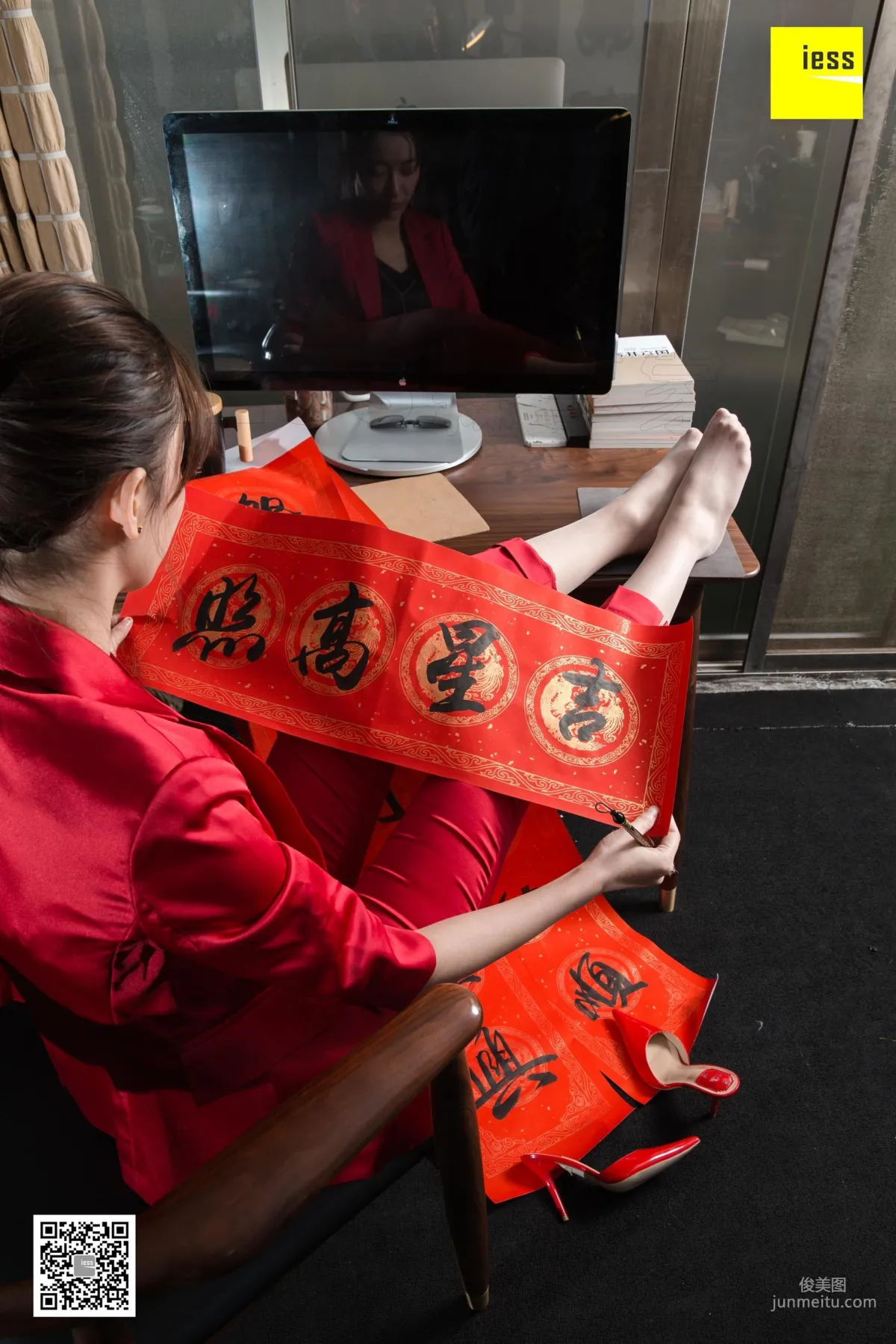 腿模秋秋 《秋秋恭賀新春》[異思趣向IESS] 絲襪美腿寫真集 69